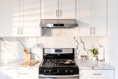 Hauslane provides premium range hoods through an easy, fun and informative purchase process. [Pictured: UC-PS18 Under Cabinet Range Hood]