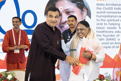 Amma con el Ministro de la Unión Nitin Gadkari (PRNewsfoto/MA CENTER)