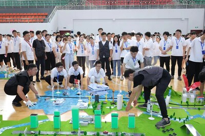 Los estudiantes universitarios construyeron conjuntamente una ciudad del futuro en la ceremonia de incorporación de 2023 de Shanghai Electric. (PRNewsfoto/Shanghai Electric)