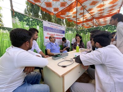 Barton Associates' 2023 Locum Hero Dr. Alok Gupta (third from left) speaks with medical providers.