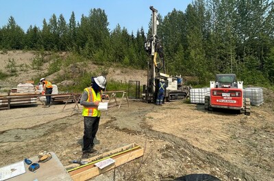 Image 1: SRK engineering personnel logging WSF sonic overburden material (CNW Group/Defense Metals Corp.)