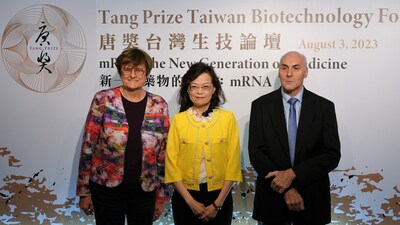 CEO of TTY Biopharm (4105-TW) Sara Hou with the 5th Tang Prize laureates in Biopharmaceutical Science - Katalin Karikó and Drew Weissman (PRNewsfoto/TTY BIOPHARM)