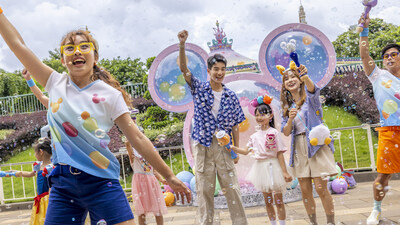 At Hong Kong Disneyland's Pixar Water Play Street Party, kids can get up close to their favourite Disney characters. (CNW Group/Hong Kong Tourism Board)