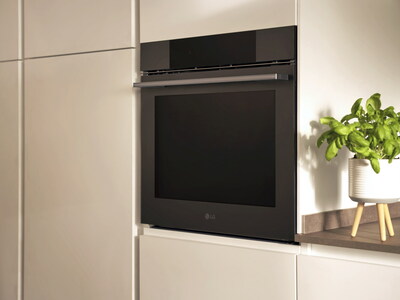 LG InstaView™ oven from the brand’s new built-in kitchen package allows users to easily see inside without having to open the door.