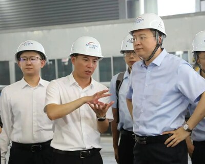 A equipe da CEEC está visitando a fábrica da Arctech em Changzhou (PRNewsfoto/Arctech)