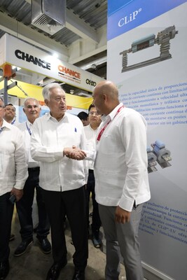 Manuel Barlett, Director General de la Comisión Federal de Electricidad (CFE), e Ivan Reyes, Head of Utility Mexico, Colombia & Caribbean, LONGi (PRNewsfoto/LONGi Solar Technology Co., Ltd.)