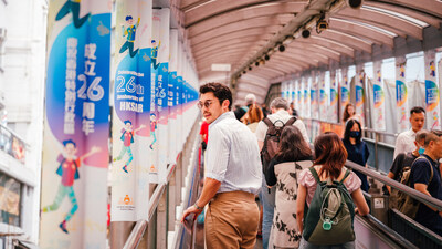 Golding explored the city, immersing himself in the electric energy of Hong Kong. (CNW Group/Hong Kong Tourism Board)