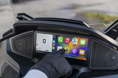 Can-Am’s all-new larger, customizable touchscreen 
display with emphasis on readability while riding. ©BRP 2023 (CNW Group/BRP Inc.)