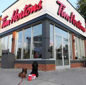 Tim Hortons célèbre la Journée nationale du chien avec des jouets pour chien* d'édition limitée en forme de gobelet Tim et de boîte de Timbits. Les mordus de Tim pourront participer à un concours et courir la chance de les gagner pour leur compagnon poilu!