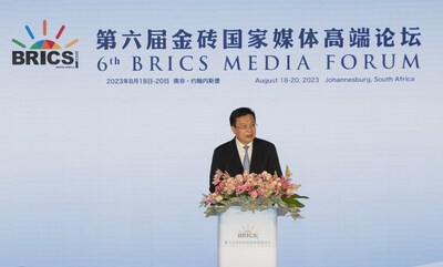 El presidente de la agencia de noticias Xinhua, Fu Hua, también presidente ejecutivo del Foro de Medios del BRICS (BRICS Media Forum), habló en la ceremonia de apertura del Sexto Foro de Medios del BRICS (BRICS Media Forum) en Johannesburgo, Sudáfrica, el 19 de agosto de 2023. (PRNewsfoto/Xinhua News Agency)