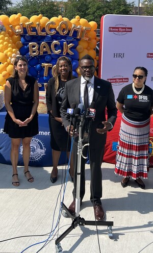 MAYOR OF CHICAGO BRANDON JOHNSON JOINED HOME RUN INN, CHICAGO DEPARTMENT OF FAMILY AND SUPPORT SERVICES AND CHICAGO PUBLIC SCHOOLS TO WELCOME THE FIRST DAY OF SCHOOL WITH 6000 FREE PIZZAS