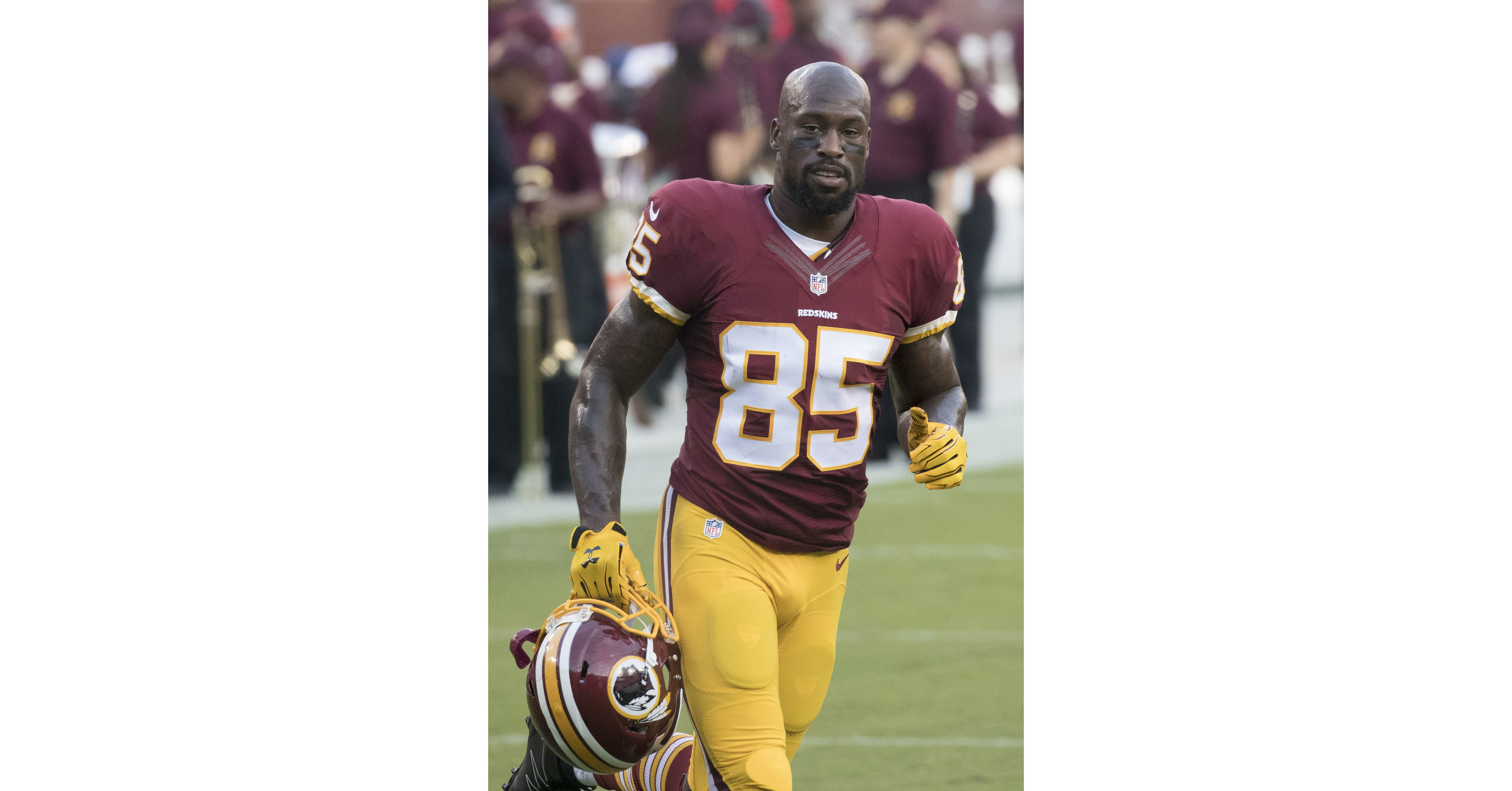 Vernon Davis re-signs with Washington Redskins