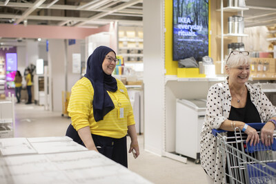 IKEA Canada et des leaders de la communaut coupent le ruban pour accueillir les clients au magasin de IKEA Scarborough Town Centre. (Groupe CNW/IKEA Canada)