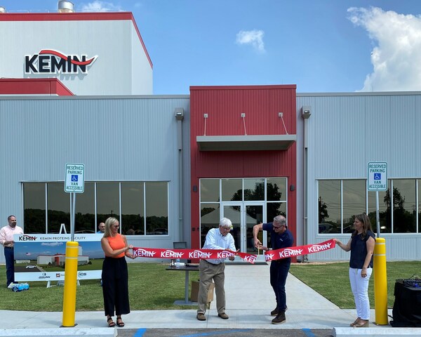 Steve Kelleher (left), Research Fellow at Kemin Food Technologies – North America and inventor of the Proteus® technology, and Marc Scantlin (right), President of Kemin Food Technologies –  North America, at the ribbon-cutting ceremony for Kemin's new Proteus production plant.