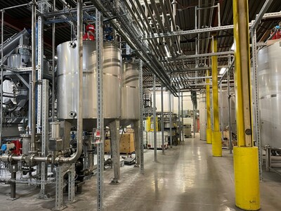 Cloverdale Paint’s Surrey, BC manufacturing facility has a new automated, high speed production line, doubling the company’s capacity for Architectural coatings. (CNW Group/Cloverdale Paint Inc.)