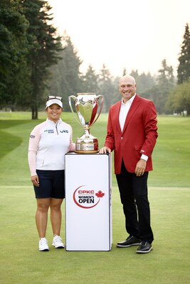 2023 CPKC Women’s Open winner Megan Khang with CPKC’s Executive Vice-President and Chief Marketing Officer John Brooks. (CNW Group/CPKC)