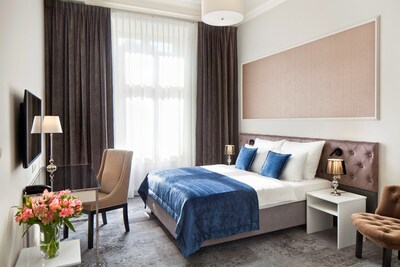 Wyndham Grand Krakow Old Town is the first Wyndham Grand hotel in Poland. Above, one of the hotel’s guestrooms, which combines elegant interiors with modern furnishings.