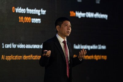 Leon Wang, presidente da linha de produtos de comunicação de dados da Huawei discursando (PRNewsfoto/Huawei)