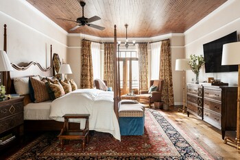 Kibler & Kirch’s Jeremiah Young deftly layers florals to provide a modern approach to a traditional Montana bedroom that includes the homeowners’ prized antiques (PC: Lucy Call).
