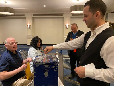Unifor members voting on a new contract with Fairmont Hotel Vancouver (CNW Group/Unifor)
