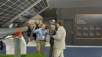 El equipo de ventas de Arctech Latinoamérica presenta a los visitantes el SkyLine II (PRNewsfoto/Arctech)