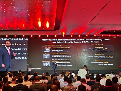 Marco Gerardo de Rosas Olaya, CTO do departamento de negócios empresariais da Huawei no México, fazendo um discurso (PRNewsfoto/Huawei)