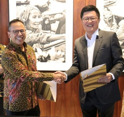 William Huang, Chairman and CEO of GDS (right) and Ridha Wirakusumah, CEO of INA (left) shaking hands at the signing ceremony