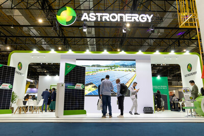 Una foto captura el stand de Astronergy en Intersolar Sudamérica en Brasil.[Foto de Astronergy]