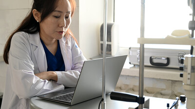 Dr. Battsetseg in Mongolia uses the telemedicine platform Cybersight to consult with ophthalmologist Dr. Ron Pelton, based in Colorado, USA, about a pediatric patient with a rare and complicated eye condition. Photo: Geoff Oliver Bugbee