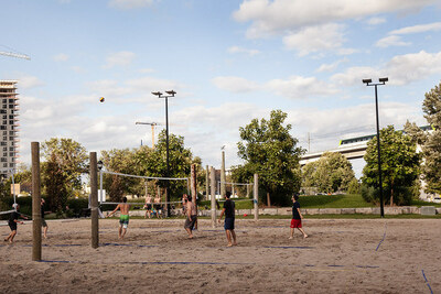Les trois terrains tout neufs de volleyball de plage du Sud-Ouest en libre-service sont prts  accueillir joueurs dbutant(e)s et aguerri(e)s. (Groupe CNW/Ville de Montral - Arrondissement du Sud-Ouest)