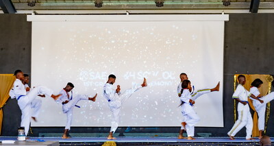 S&H School de Global Sae-A en Haití produjo sus primeros graduados en 10 años. La foto muestra a los estudiantes realizando una actuación de taekwondo para felicitar a los graduados en la ceremonia de graduación.