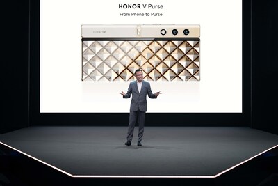 George Zhao en la presentación del HONOR V Purse en IFA 2023