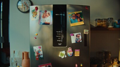 O filme mostra uma sequência de fotos e imãs em portas de geladeiras, com imagens emotivas, momentos importantes