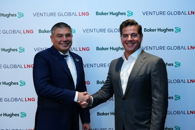 Mike Sabel, chef de la direction de Venture Global, et Lorenzo Simonelli, prsident du CA et chef de la direction de Baker Hughes (PRNewsfoto/Venture Global LNG)