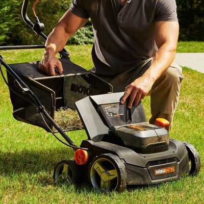 WORX Nitro 40V Dethatcher - emptying catcher