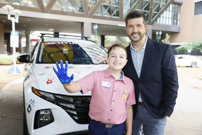 National Youth Ambassador Oliver Foster and John Guastaferro, executive director of Hyundai Hope On Wheels, at the Handprint Ceremony at St. Louis Children’s Hospital in St. Louis, Missouri on Monday, August 7, 2023. (Photo/Hyundai)