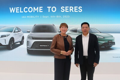  Ms. Hildegard Müller, president of VDA (left), and Mr. Zhang Xingyan, president of SERES overseas division at SERES booth