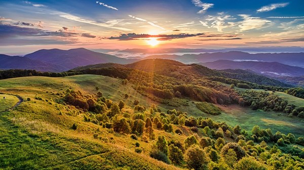 Mountains are top travel motivators (PRNewsfoto/Explore Asheville Convention & Visitors Bureau)