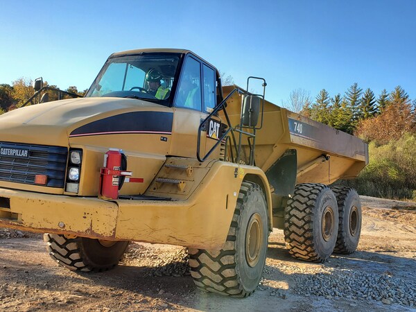 Doe Run’s Mobile Equipment Training (MET) program instructors train new employees on heavy equipment used above and below ground. Read more about it in Doe Run’s 2022 Sustainability Report.