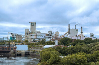 Exterior view of the Domtar paper mill in Espanola, Ontario. (CNW Group/Unifor)