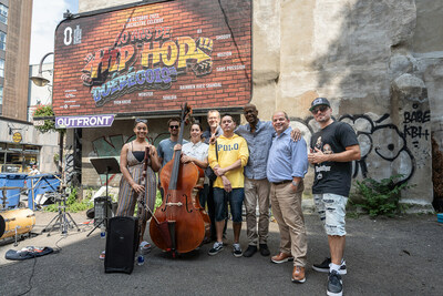Carl Langelier (OSQ), Stéphan La Roche (MCQ) et Webster en compagnie de musiciens de l’OSQ et des artistes hip-hop T-Mo et Canox, membres du 83. Crédit photo: François Ozan, Icône (Groupe CNW/Musée de la civilisation)