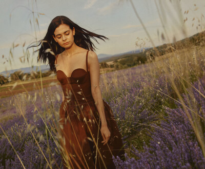 Aria Mia Loberti em Provença, França (2) (PRNewsfoto/L'OCCITANE en Provence)