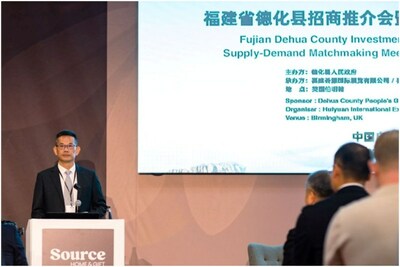 Photo shows that Huang Wenjie, party chief of the Dehua County is introducing Dehua ceramics industry and products at theAutumn Fair in Birmingham, UK.