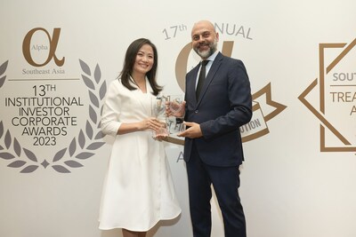 Ms. Anchalee Jieratham, Delta Thailand Investor Relations Director (left) receives Alpha Southeast Asia's 13th Institutional Investor Corporate Awards