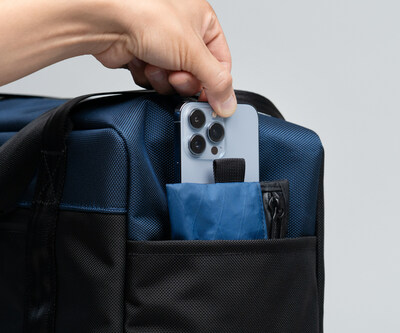 Keeps Phone 15 and pocket contents organized