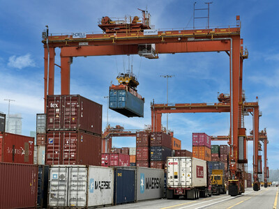 DP World Rubber-Tired Gantry Crane at The Port of Vancouver (CNW Group/TYCROP Manufacturing Ltd)
