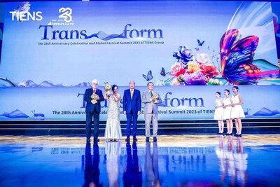 Li Jinyuan, Chairman of the Board of Directors of TIENS Group, presented the portrait of Laozi to political figures and celebrities