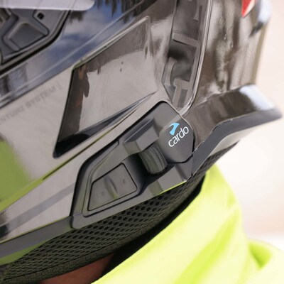 Fully-integrated communications system powered by Cardo's proprietary DMC technology providing wireless mesh connectivity with up to 14 other riders.