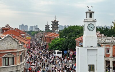 A foto mostra a agitação dos turistas em local panorâmico de Quanzhou (PRNewsfoto/Xinhua Silk Road)