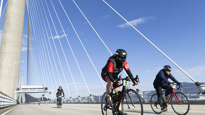 The world-class race offers grandstand views of Hong Kong’s city skyline and stunning natural landscape over its three-tunnel, three-bridge 30- and 50-kilometre routes, which include roads and thoroughfares opened exclusively for cyclists. (CNW Group/Hong Kong Tourism Board)